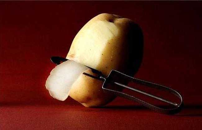 土豆去黑眼圈的方法