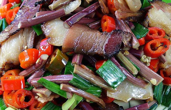 蕨菜炒腊肉的功效及做法